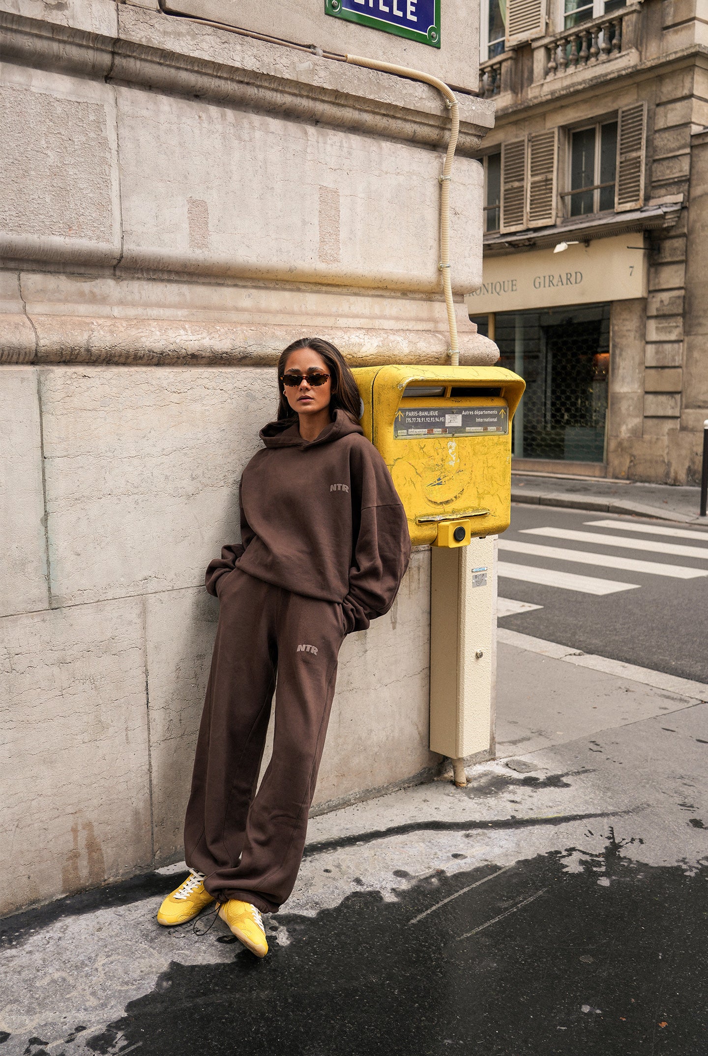 Oversized hoodie met wide leg joggings broek in de kleur bruin van naetur