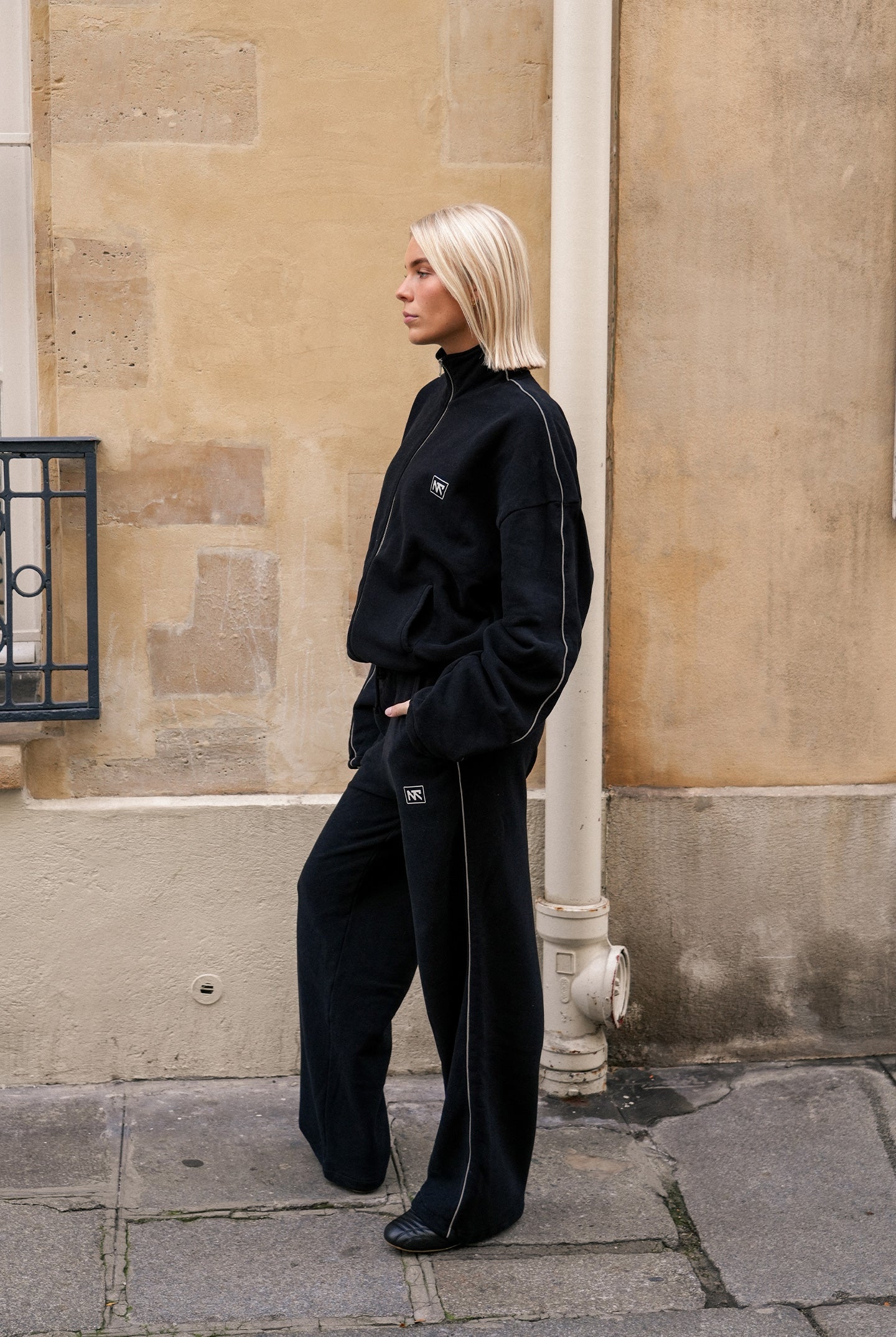 Zwarte joggings set met reflecterende strepen op zijkant van naetur