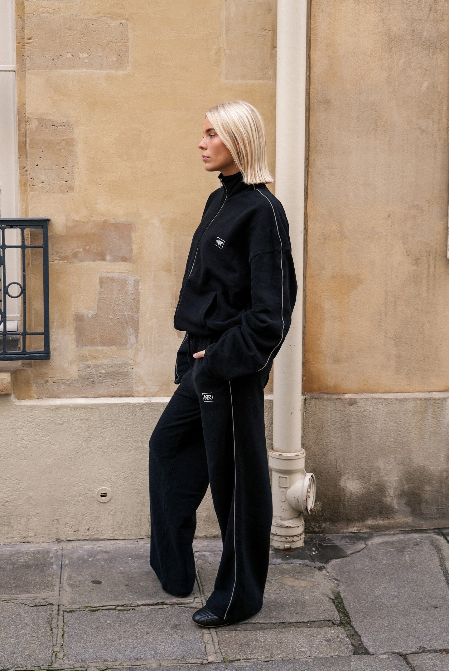 Zwarte joggings set met reflecterende strepen op zijkant van naetur