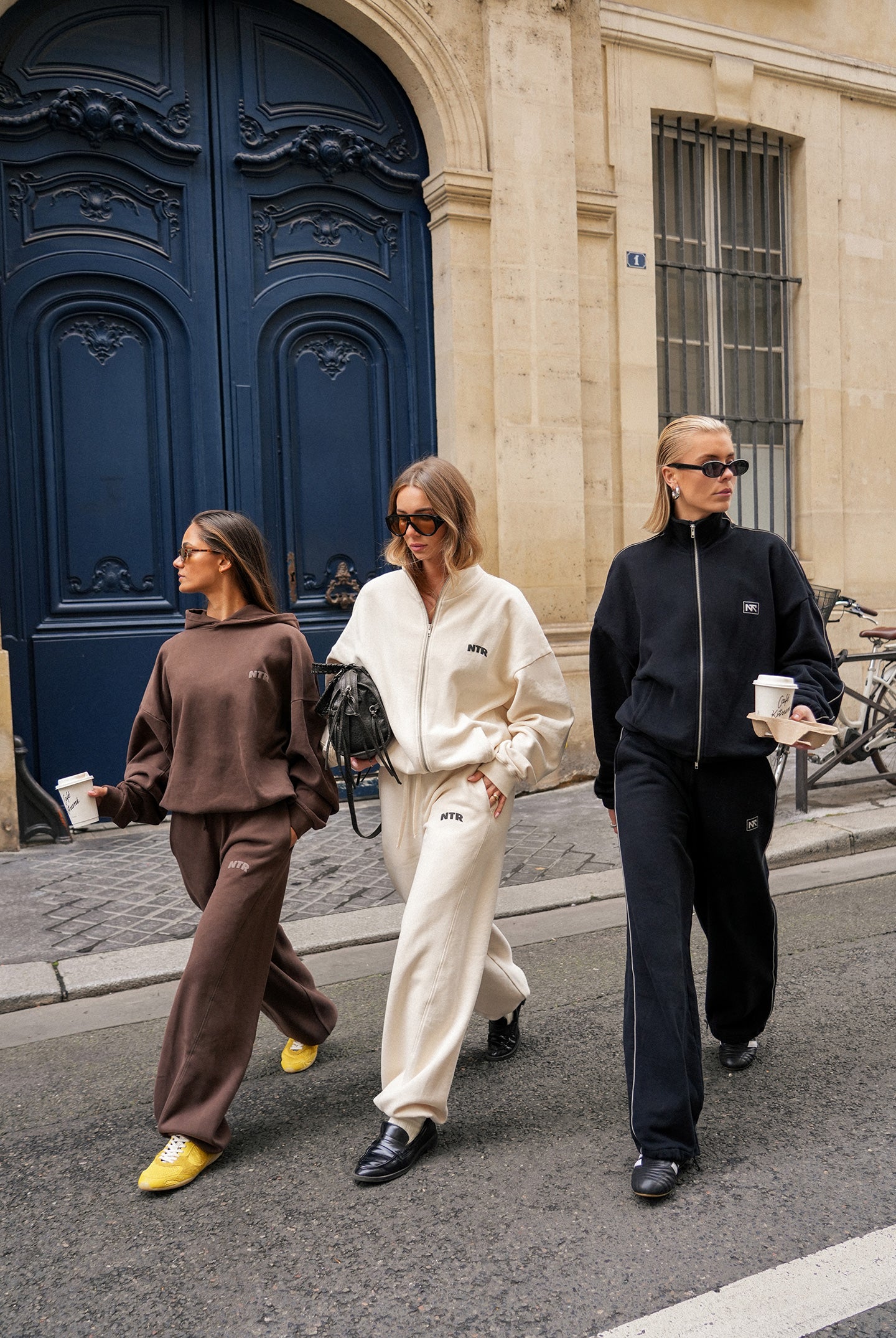 Oversized hoodie met wide leg joggings broek in de kleur bruin van naetur