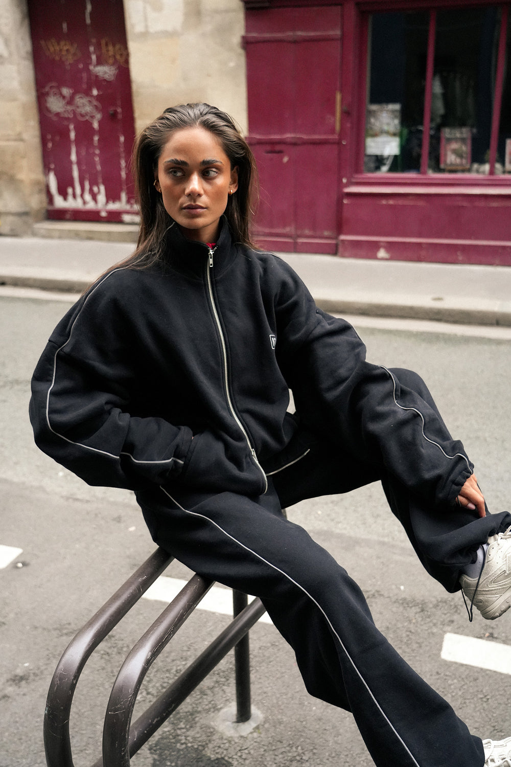 Zwarte joggings set met refecterende strepen op zijkant van naetur