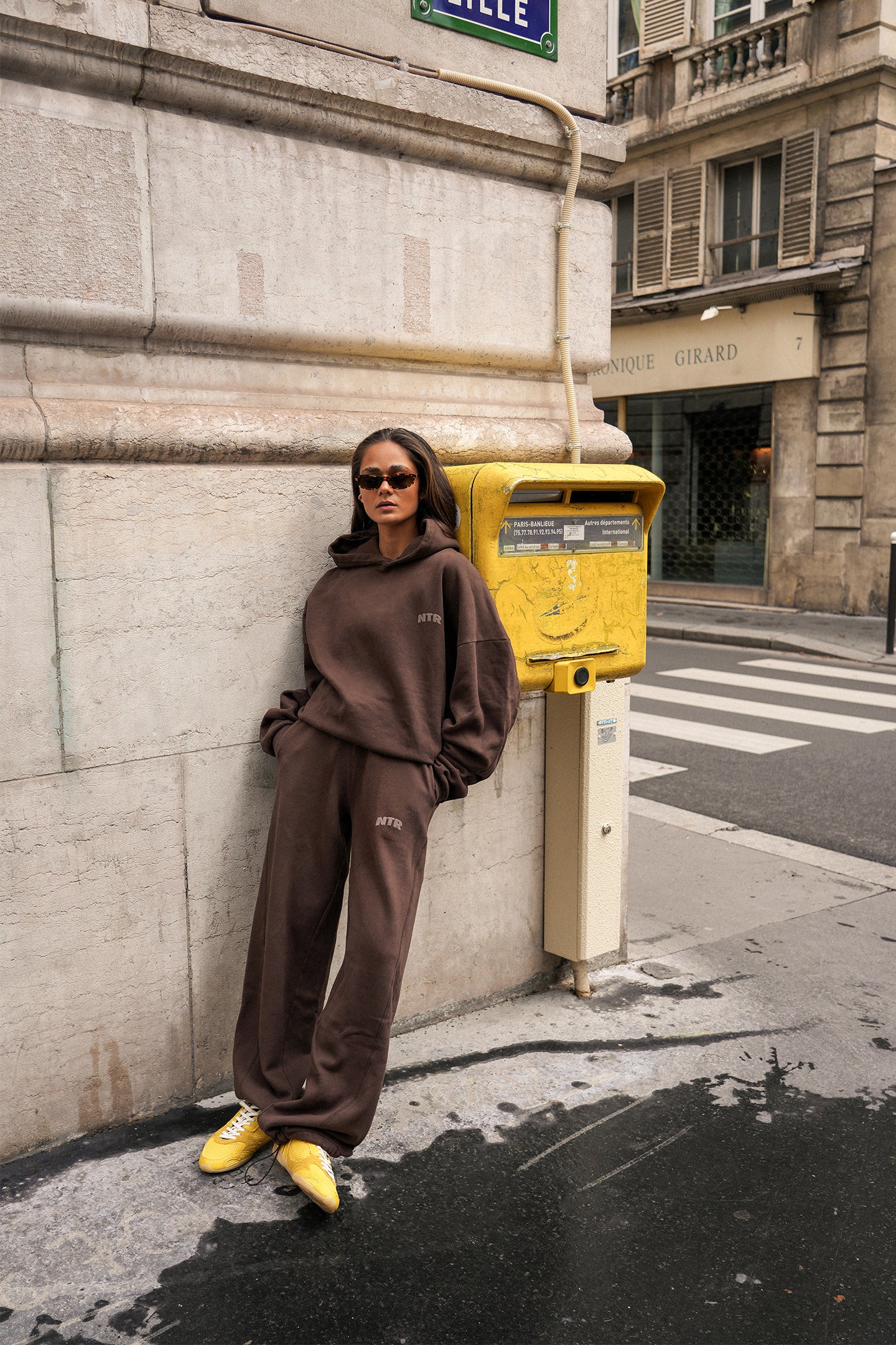 Bruine oversized hoodie met wide leg jogginsbroek van naetur