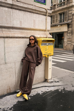 Oversized hoodie met wide leg joggings broek in de kleur bruin van naetur