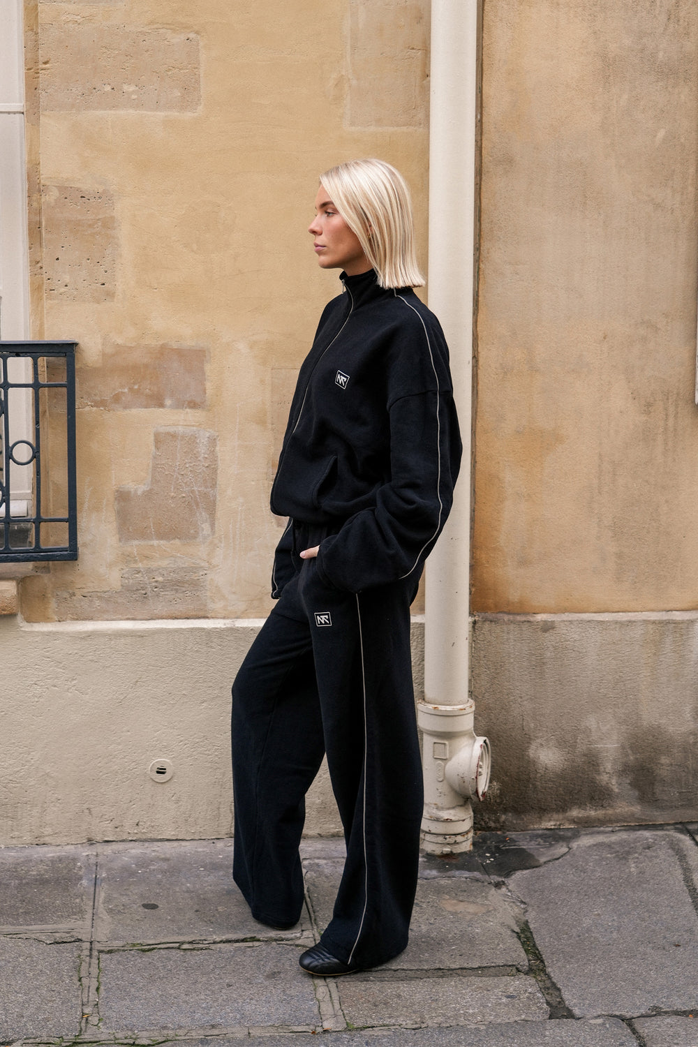 Zwarte joggings set met reflecterende strepen op zijkant van naetur